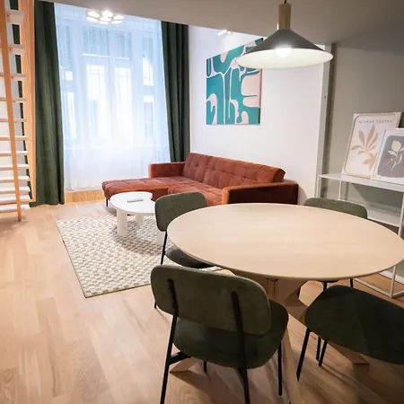 I Got 5 On It #2 - Brand New By Pink Flamingo Apartment Budapest
